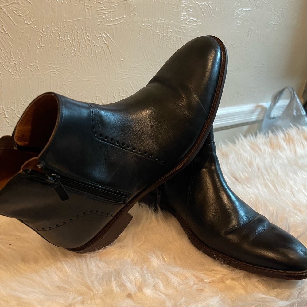 Black men’s size 9 1/2 Johnston and Murphy